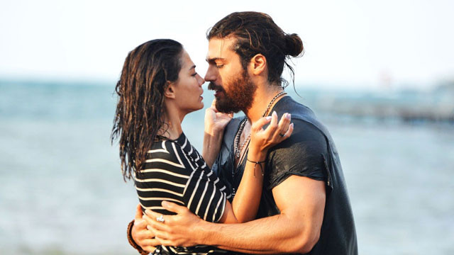Erkenci Kuş'un yıldızları fena yakalandı Demet &Ouml;zdemir Can Yaman aşkı b&ouml;yle belgelendi