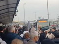 İstanbul'da durakta bayılan çocuk metrobüsün altında kaldı