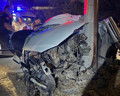 Aydınlatma direğine çarpan otomobilin sürücüsü öldü
