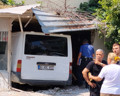 Osmaniye'de feci kaza! Minibüs kıraathaneye daldı: Ölü ve yaralılar var