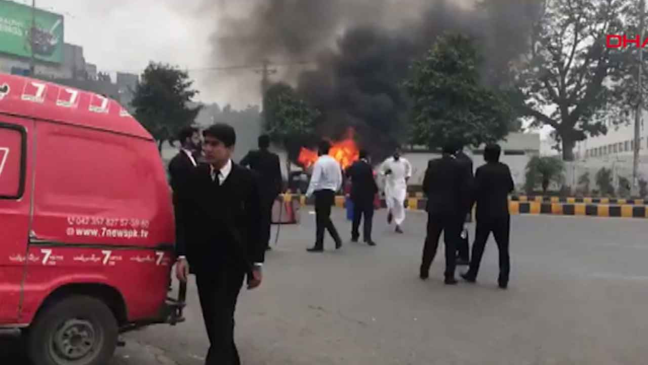 Pakistan'da, Hamaney'in öldürülmesiyle başlayan gösteriler nedeniyle sokağa çıkma yasağı ilan edildi