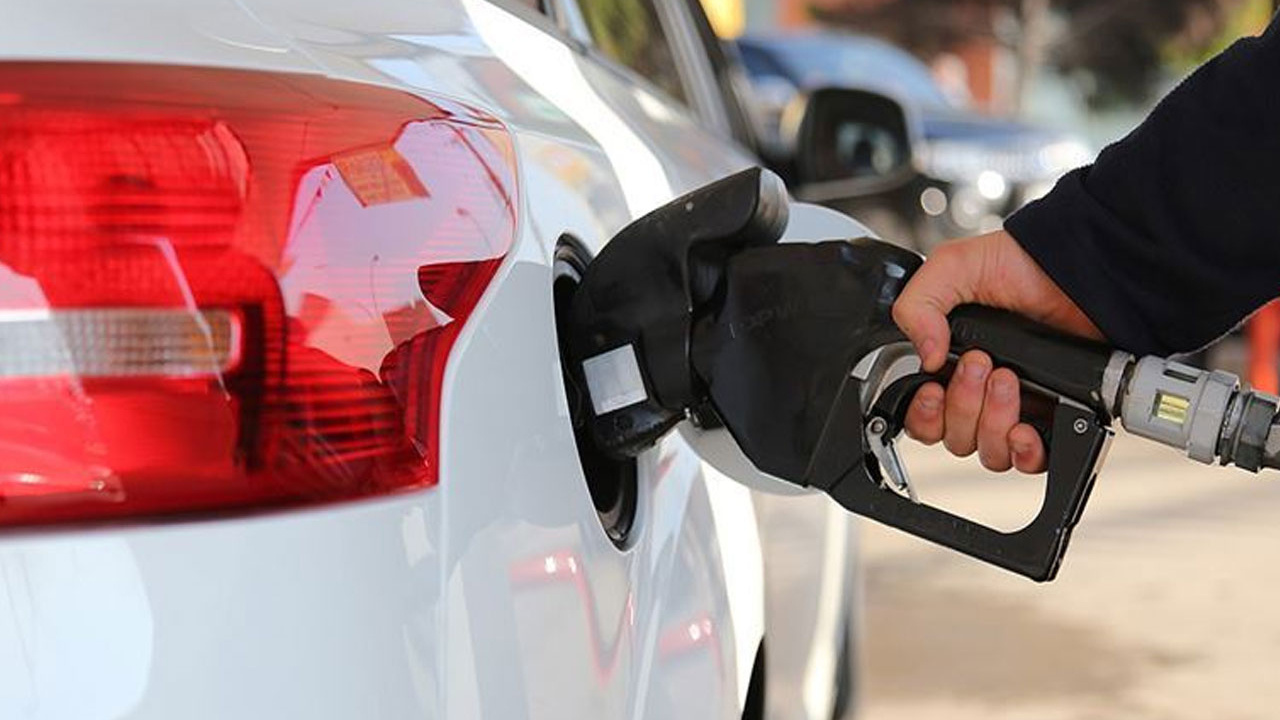 İndirimler kısa sürdü, benzine yeni zam geldi! Tabelalar yine değişti