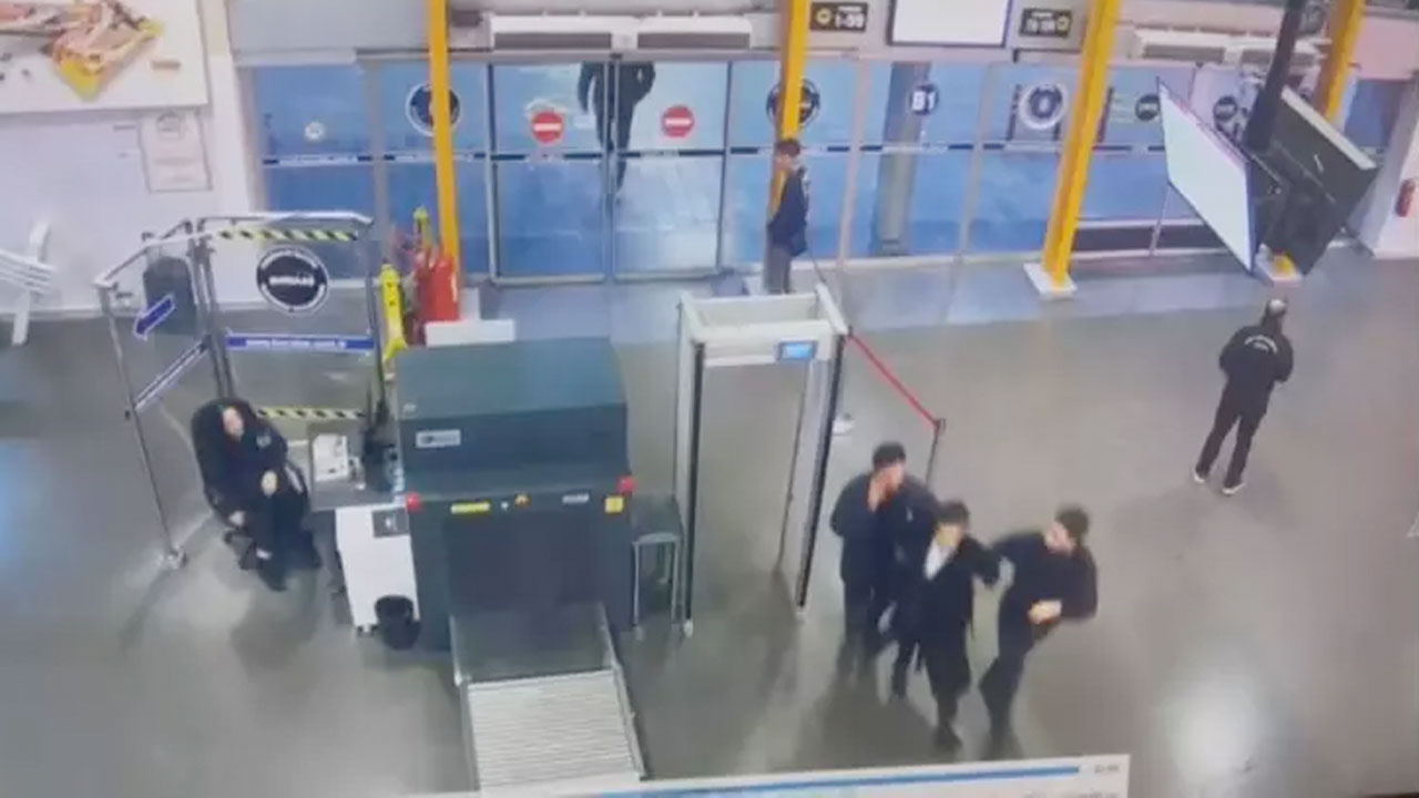 Eyüpsultan'da ailesini katleden şüphelinin Bursa'da yakalanma anı güvenlik kamerasında