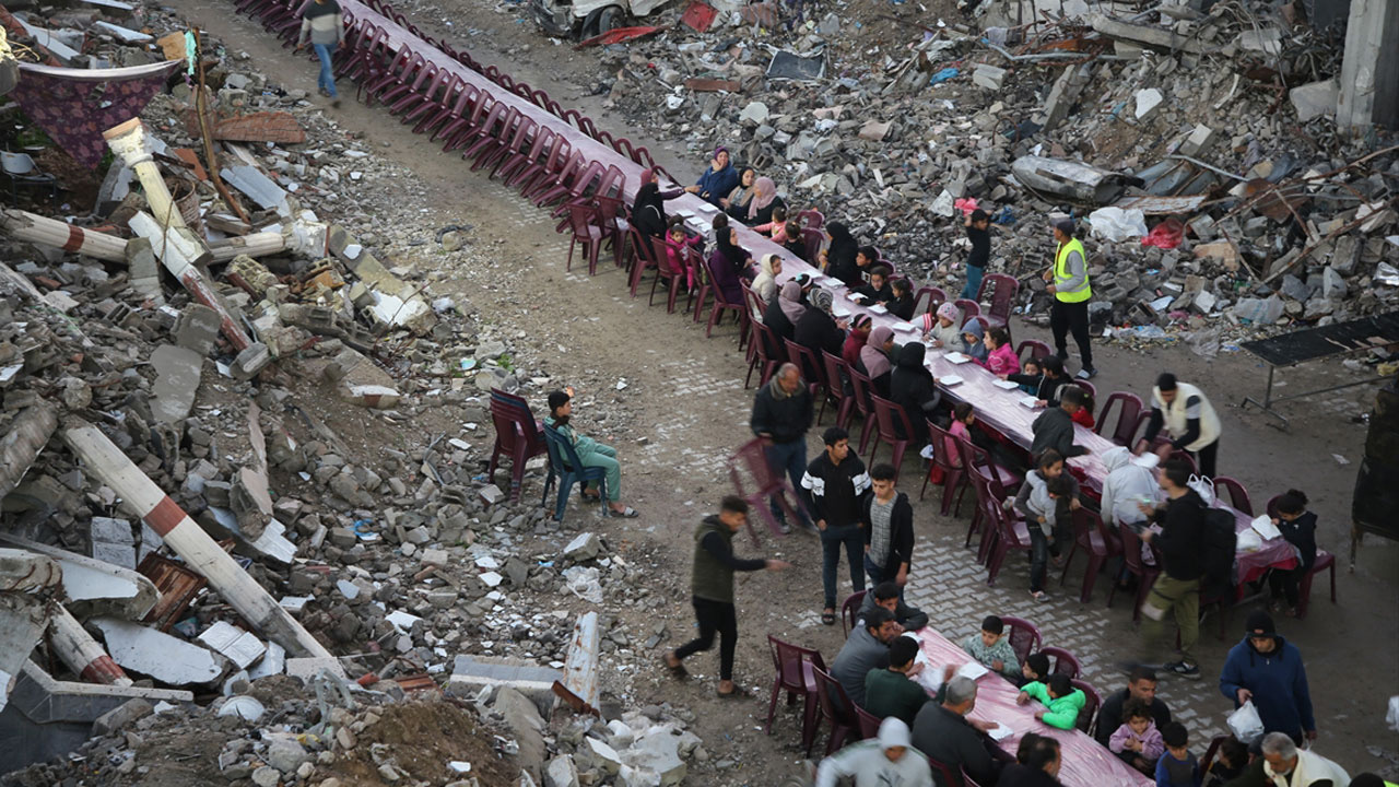 Gazze'de Filistinliler, yıkım ve enkaz arasında ilk iftarlarını açtı sarsıcı görüntüler