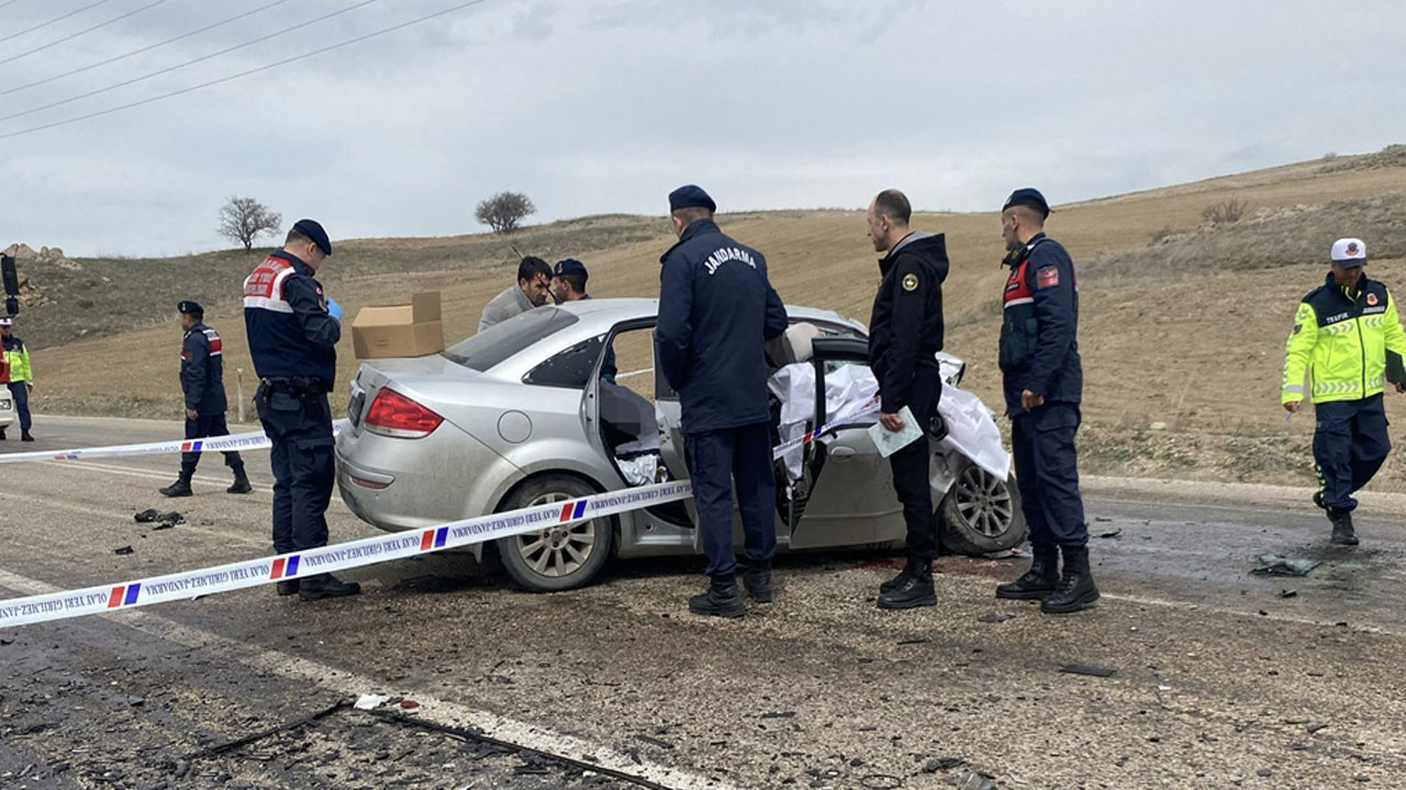 Bayram öncesi feci kaza! Ankara'da iki otomobil çarpıştı, 6 kişi hayatını kaybetti