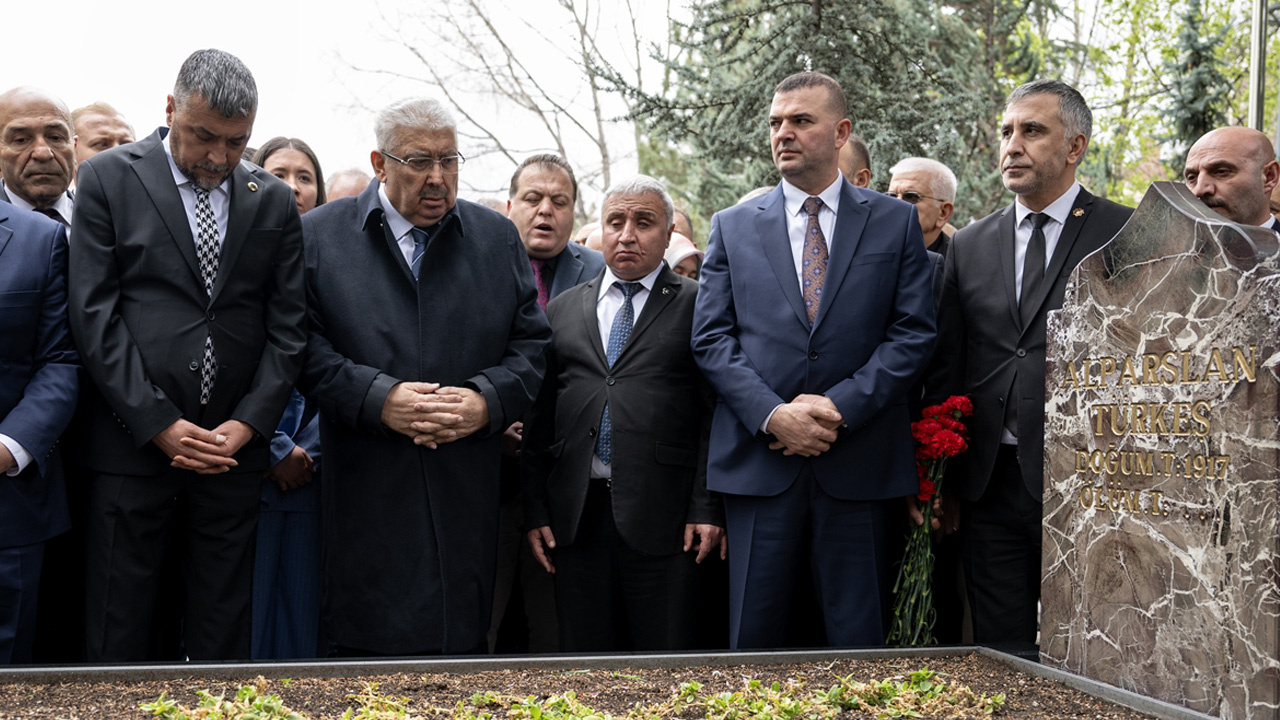 Alparslan Türkeş vefatının 28. yılında kabri başında anıldı