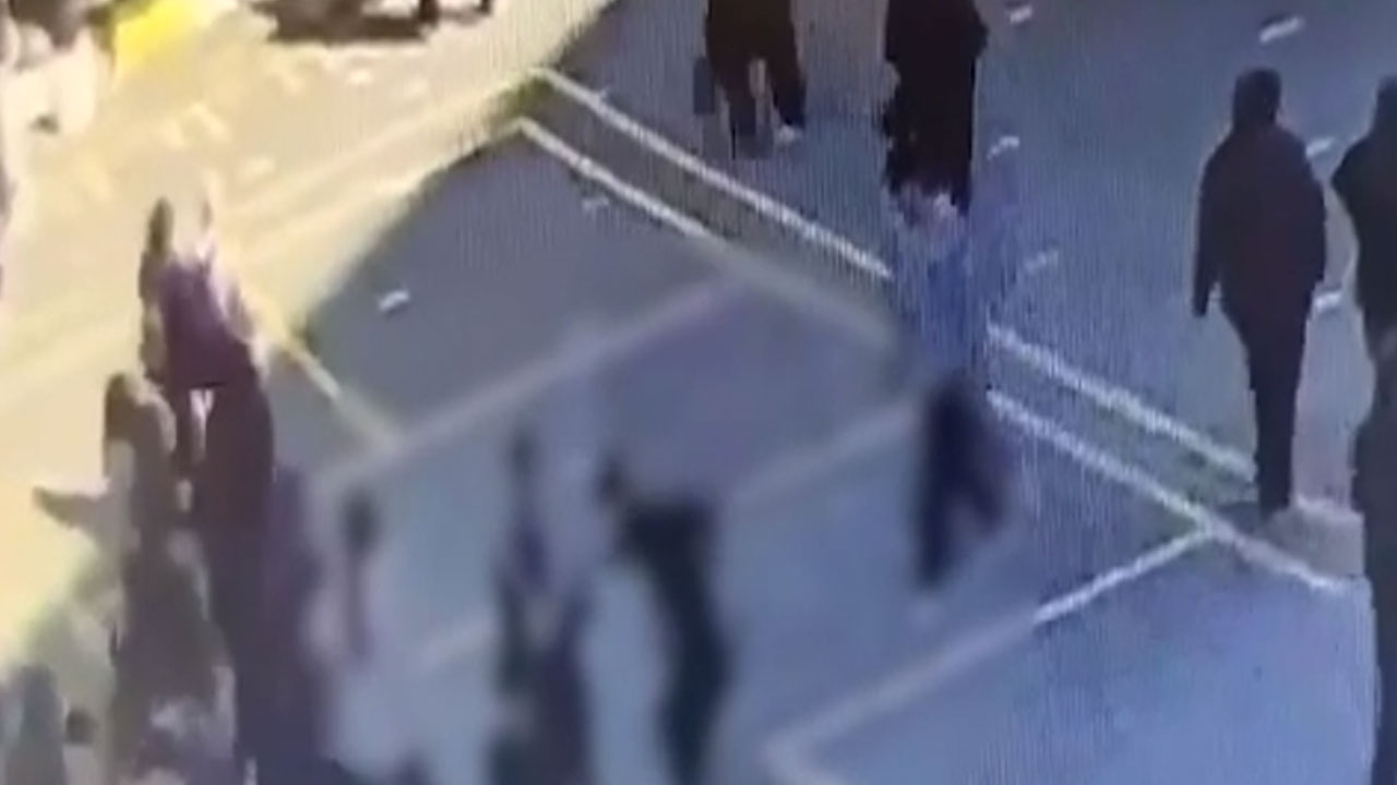 Okul bahçesinde saniye saniye dehşet! Arkadaşını bıçaklayıp kaçtı