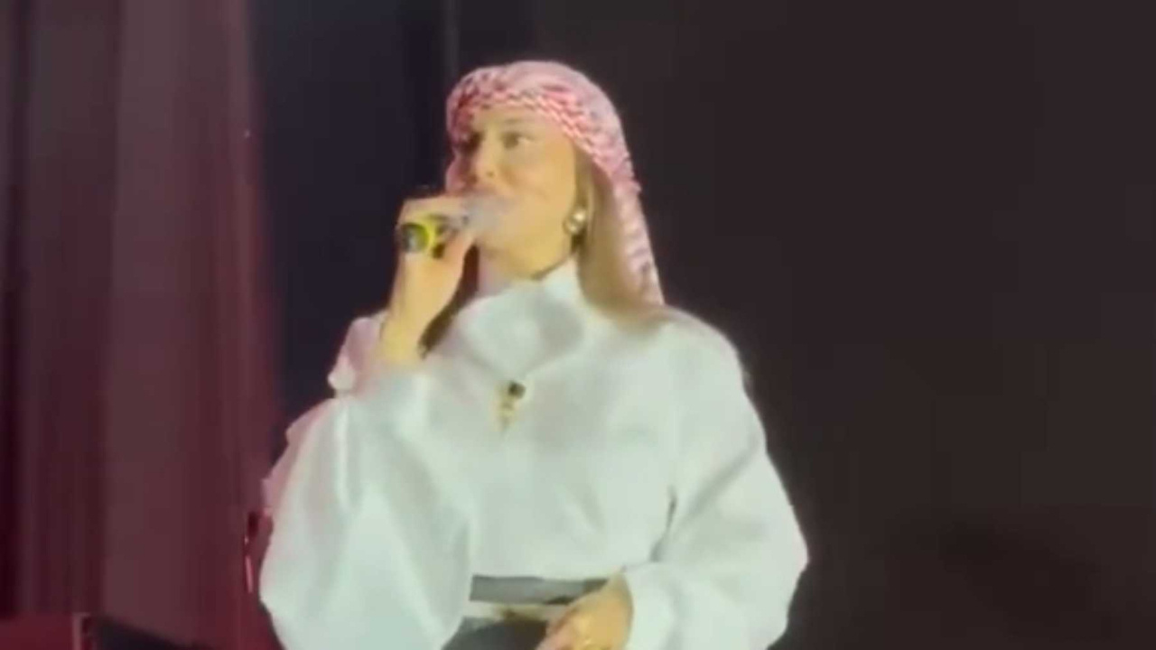 Şanlıurfa’da Ebru Yaşar fırtınası! Sahneye puşi ile çıktı