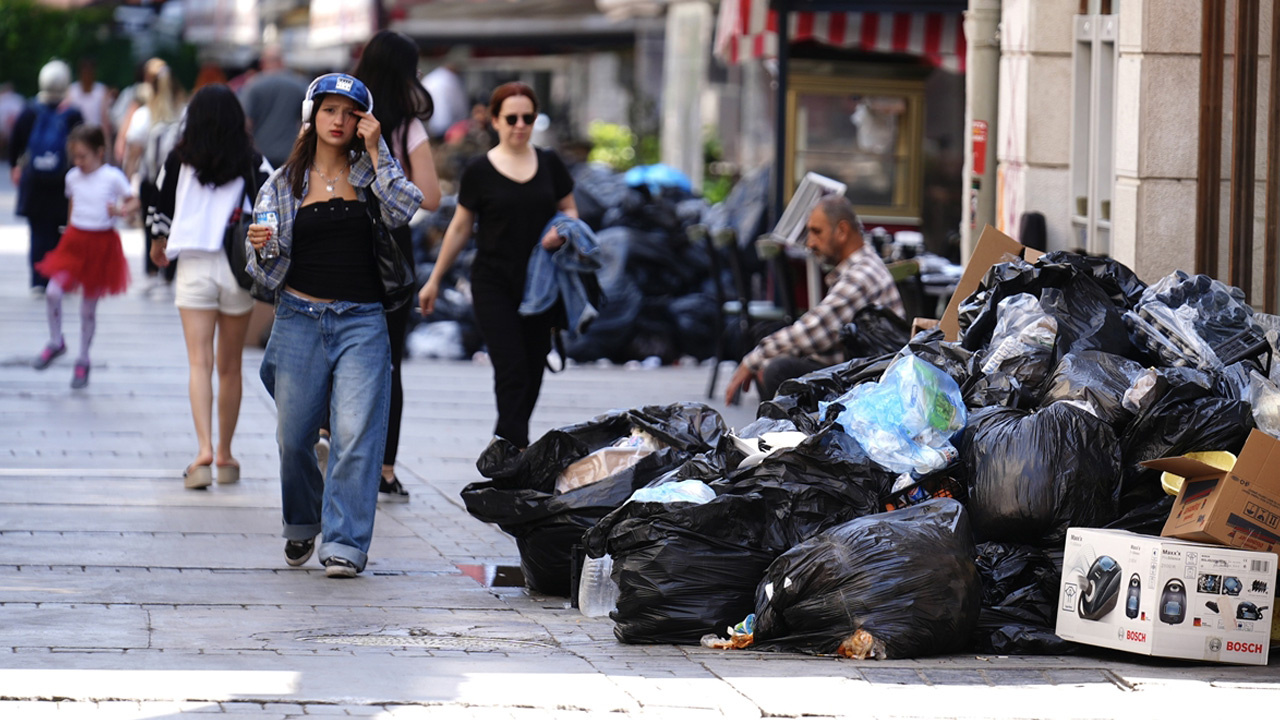 İzmir'de grev dördüncü gününde! Cadde ve sokaklarda çöp yığınları oluştu