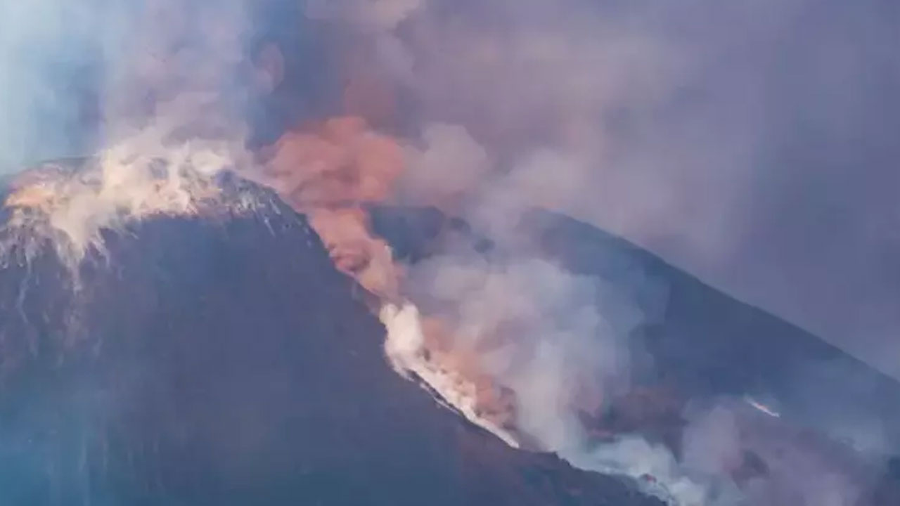 Etna Yanardağı patladı: Turistler panik halinde kaçmaya başladı