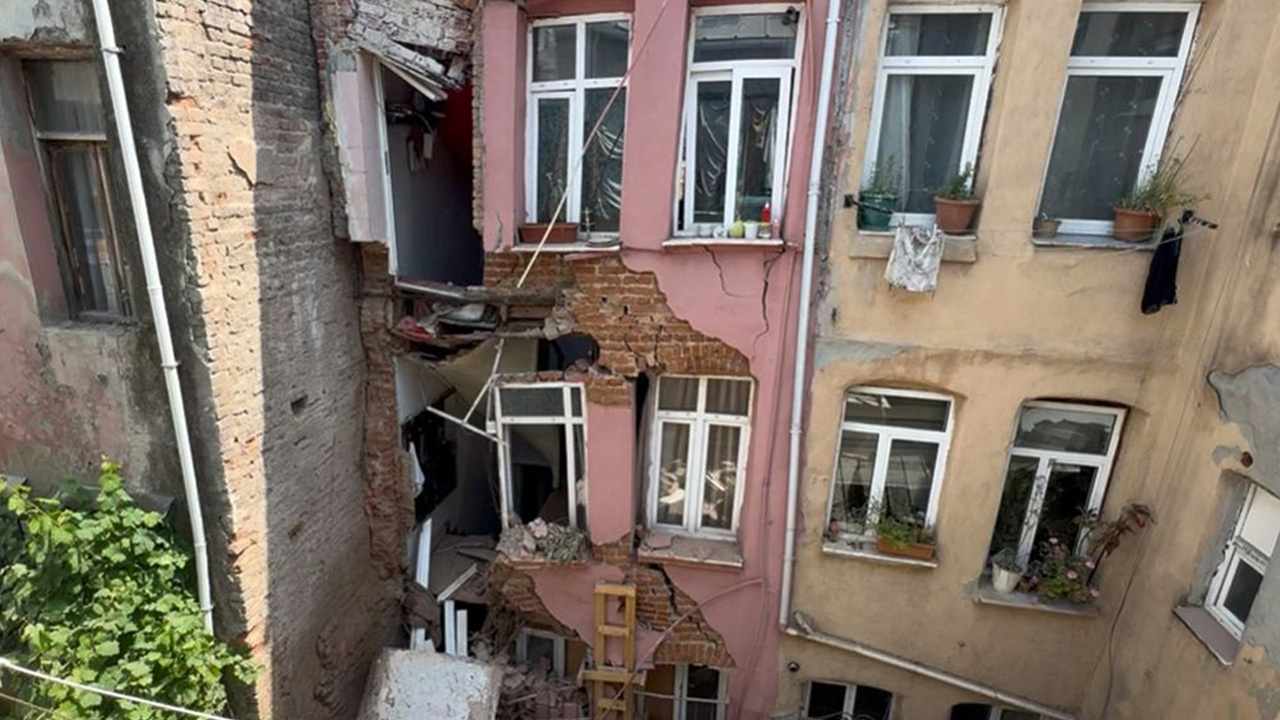 Fatih'te bir binada kısmi çökme meydana geldi