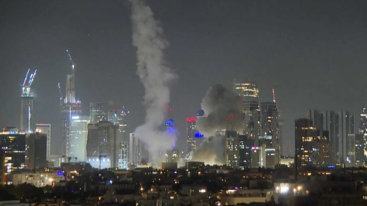 İran misilleme yaptı İsrail'i 150 hipersonik füzeyle vurdu Tel Aviv ateş içinde