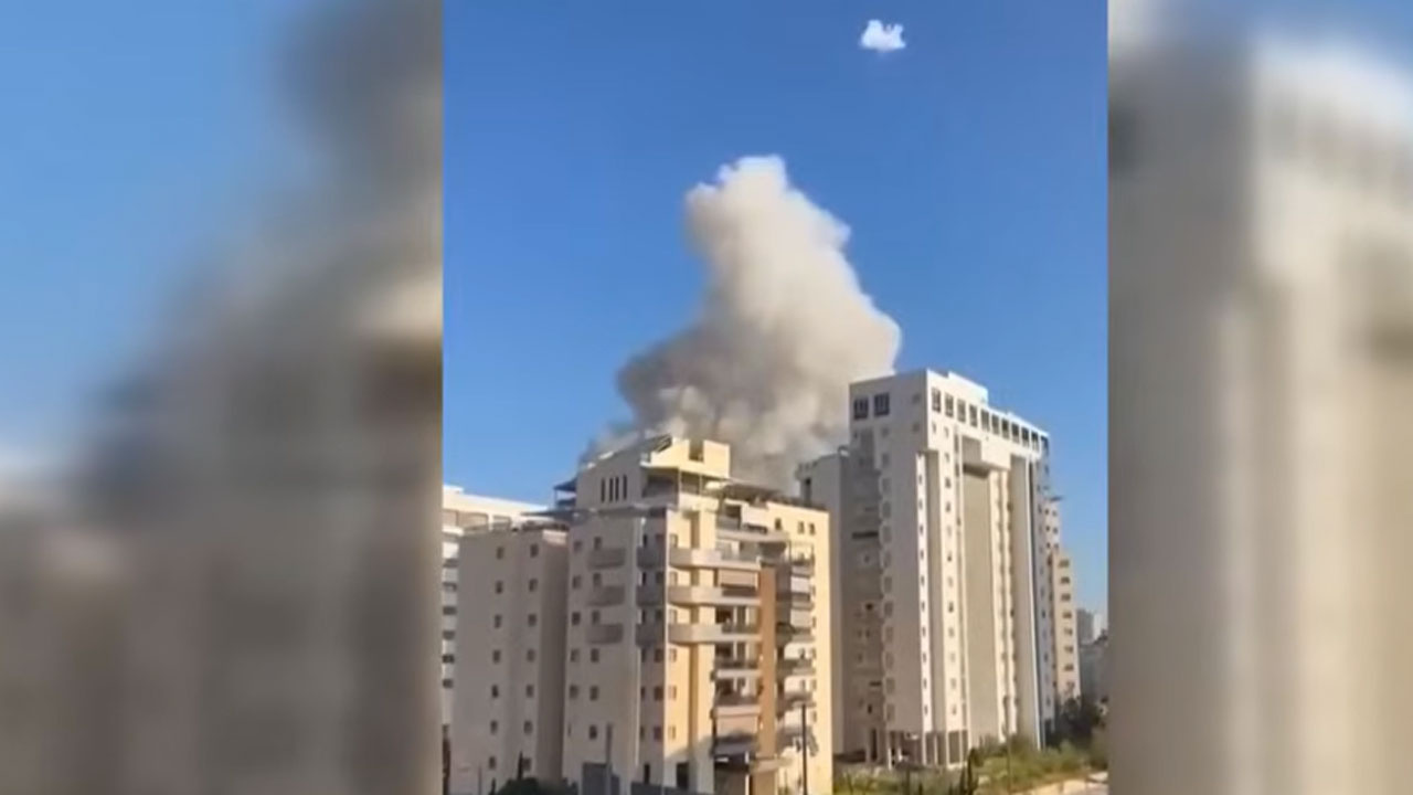 İran Tel Aviv'e füze yağdırdı İsrail borsası vuruldu çok sayıda bina isabet aldı