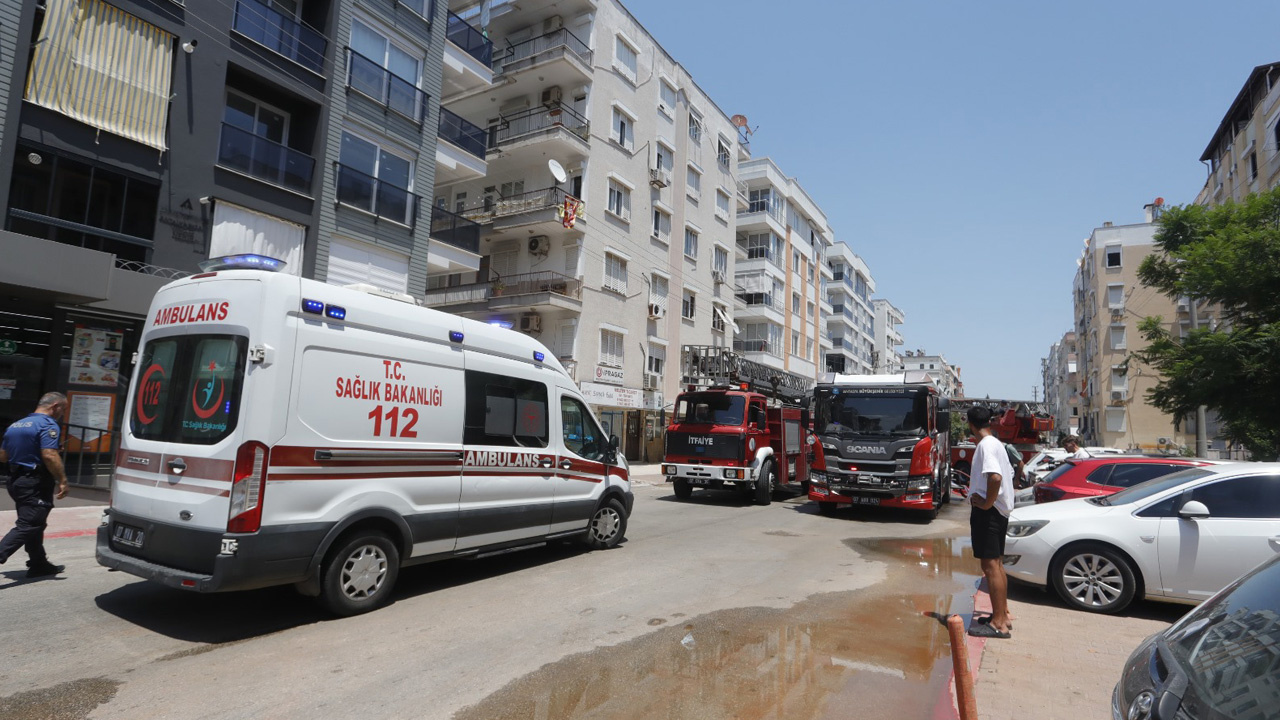 Antalya'da apartmanda çıkan yangında 10 kişi hastanelik oldu