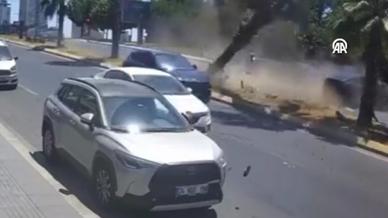 Ataşehir'de otomobil ağaca çarptı! Dehşet verici kaza kamerada