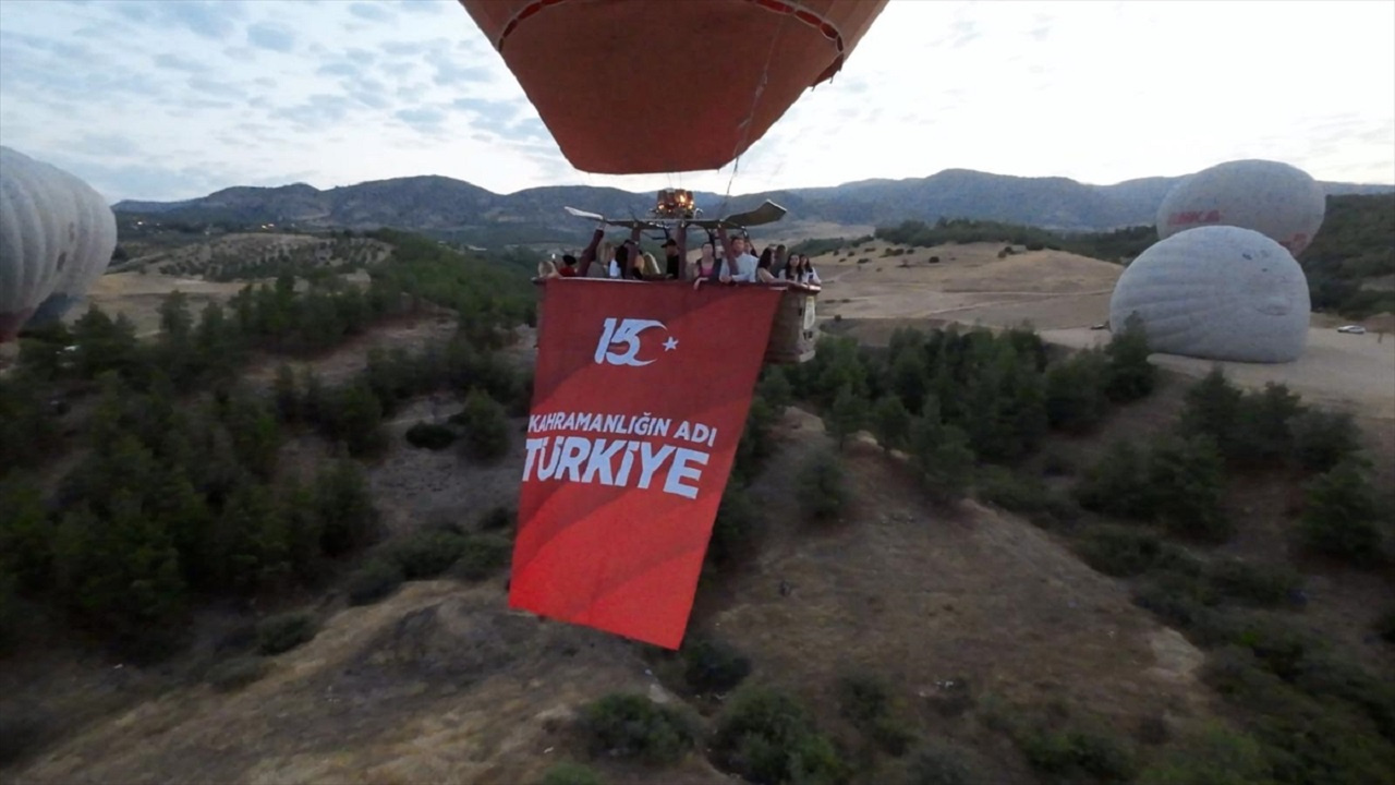 Pamukkale'de 15 Temmuz ruhu yaşatıldı! Sıcak hava balonları Türk bayraklarıyla gökyüzünde süzüldü