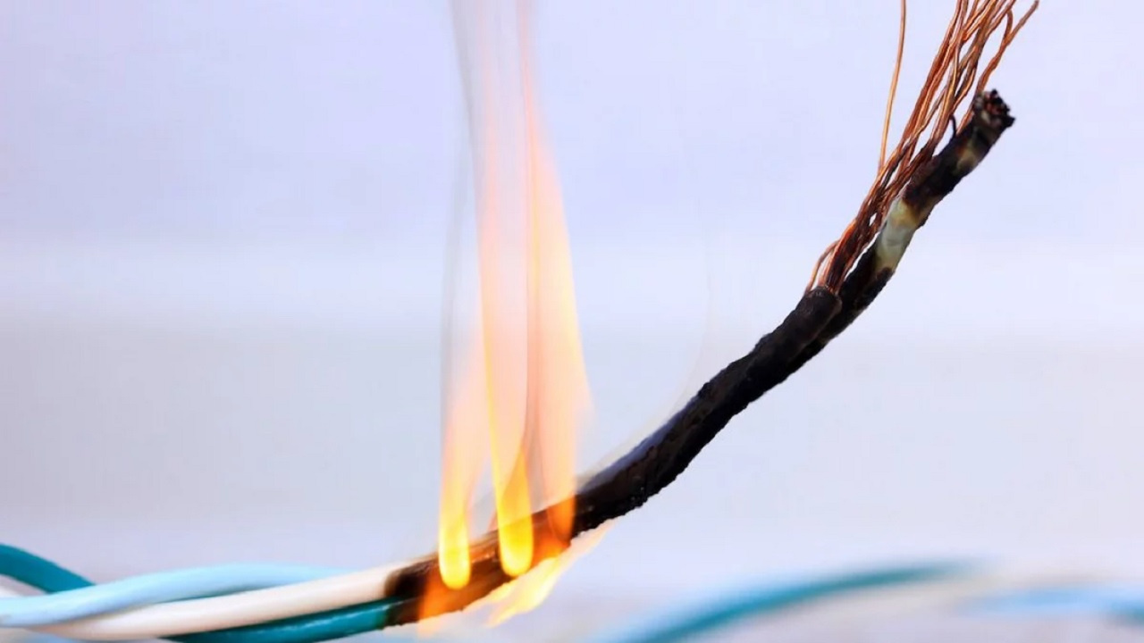 Elektrikçiler uyarıyor! Kabloları saklamak için kullandığınız bu yöntem felakete neden olabilir...
