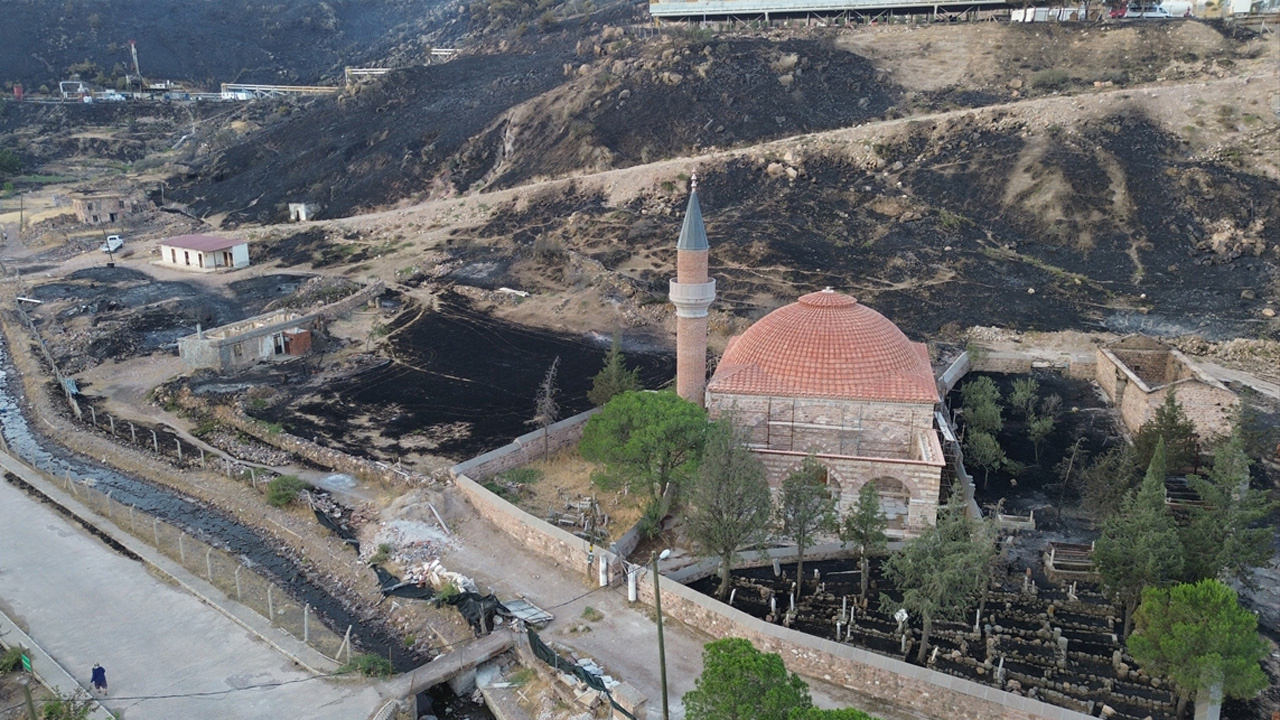 Alevler köyün yarısını yuttu mezarlığa ve tarihi Hüdavendigar Cami'sine hiç dokunmadı