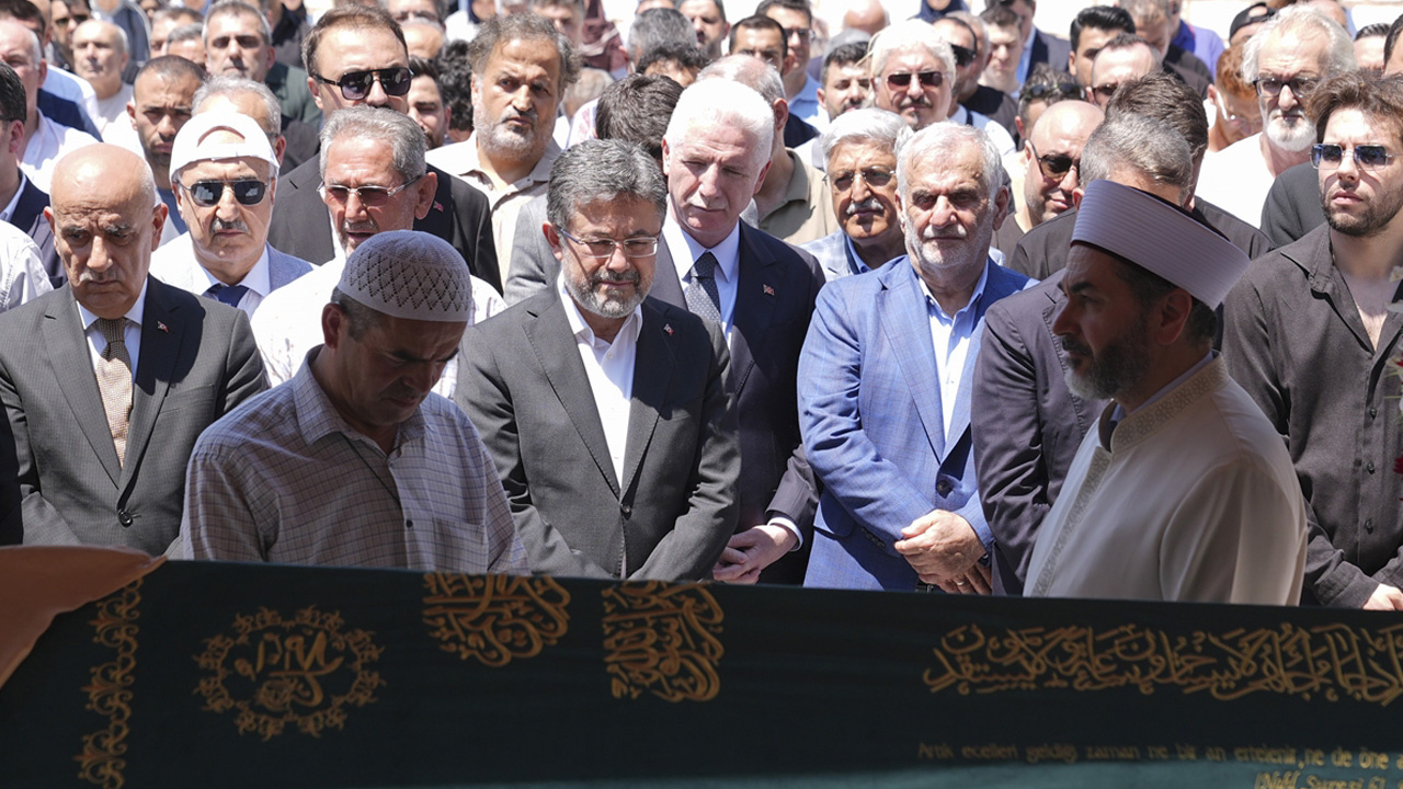 Bakan Yumaklı'nın kayınvalidesi Zarife Çayır son yolculuğuna uğurlandı