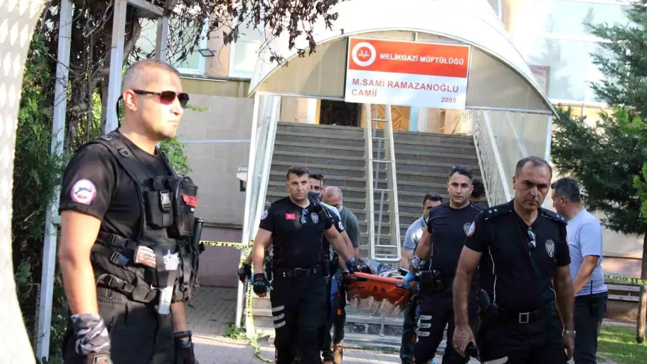 Tartıştığı adamın camide namaz kılarken boğazını kesti