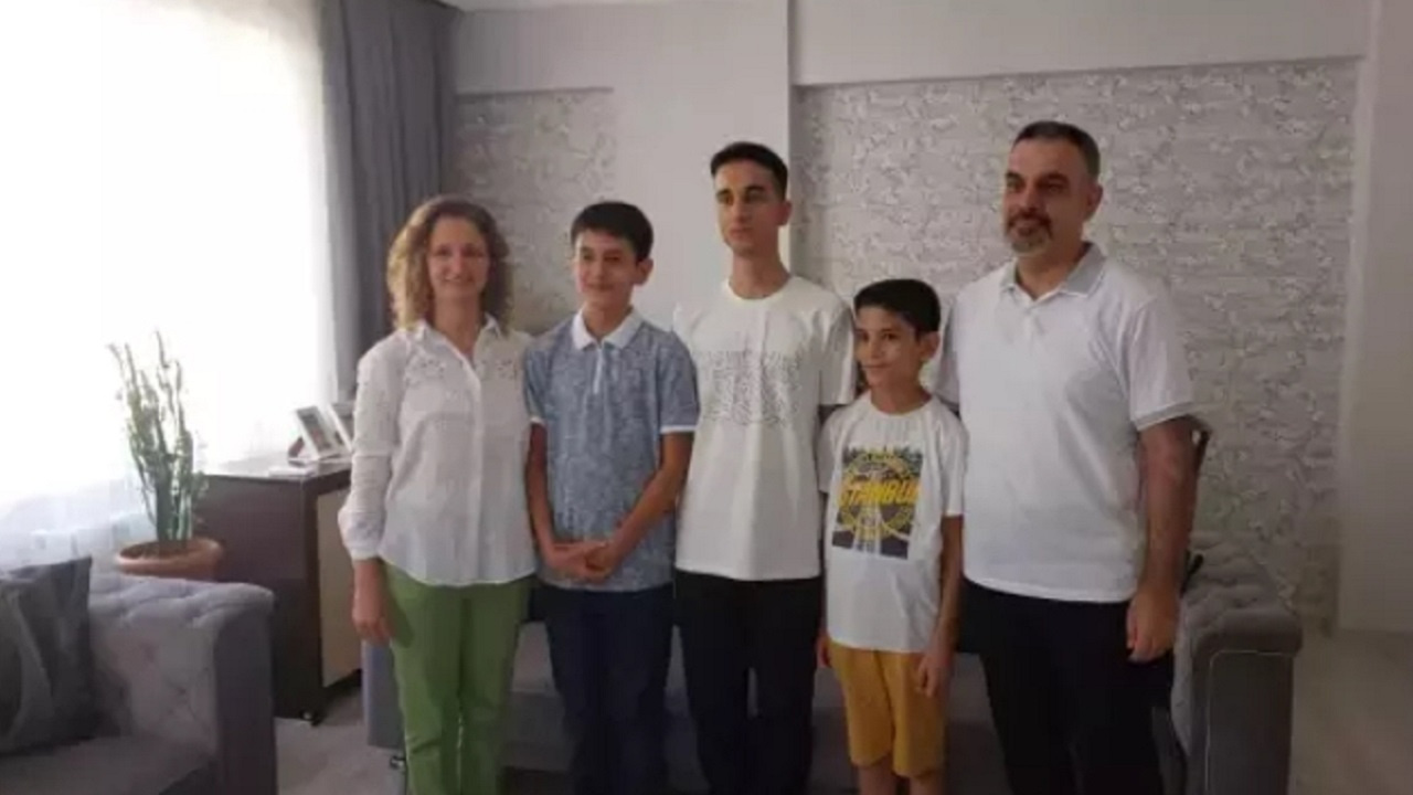 İki birinci aynı aileden çıktı! LGS birincisinin ağabeyi de şampiyon oldu! Mutluluk gözyaşları aktı...