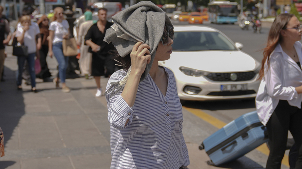 Son hava durumu tahmini çıldırttı! Fena sıcaklar geliyor, dal kıpırdamayacak AKOM da uyardı