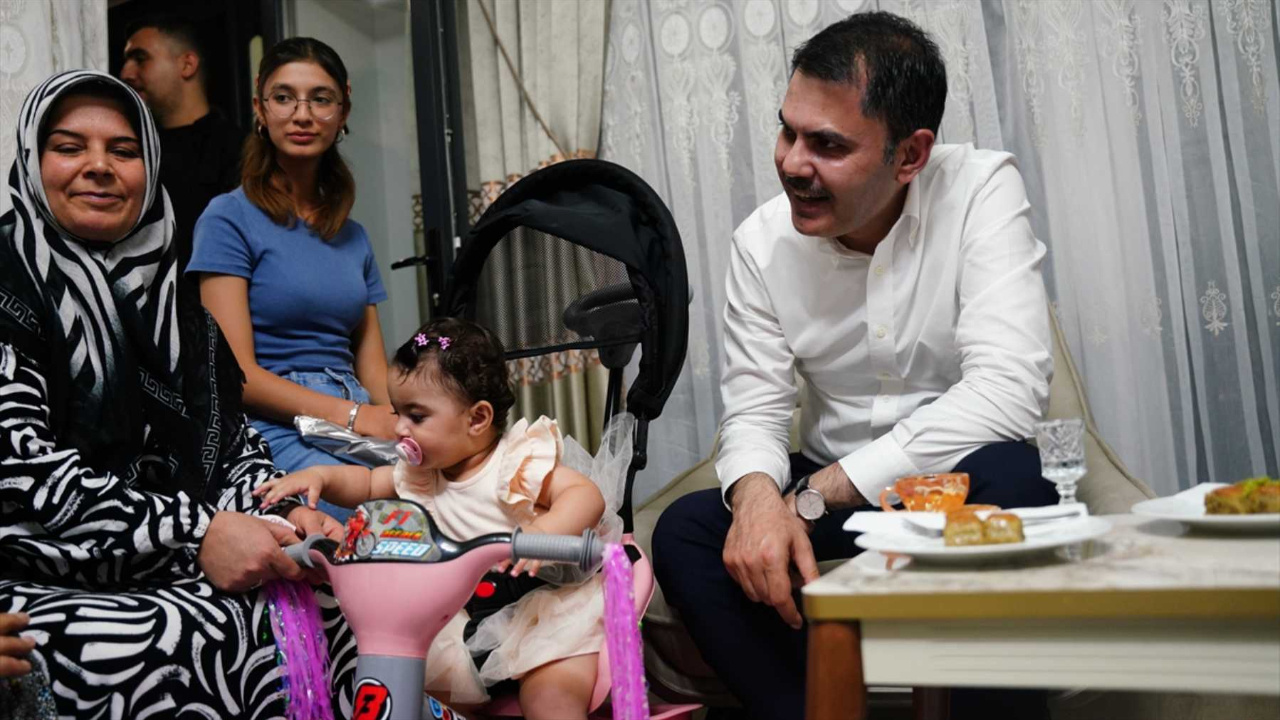 Bakan Kurum’dan depremzede aileye ziyaret