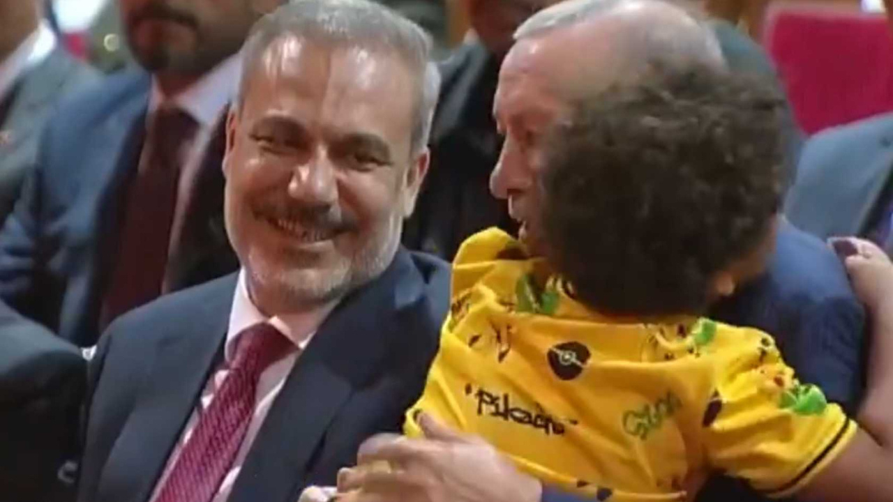 Erdoğan ve minik çocuğun yürek ısıtan anları! "Yanacıklarından öptüm"