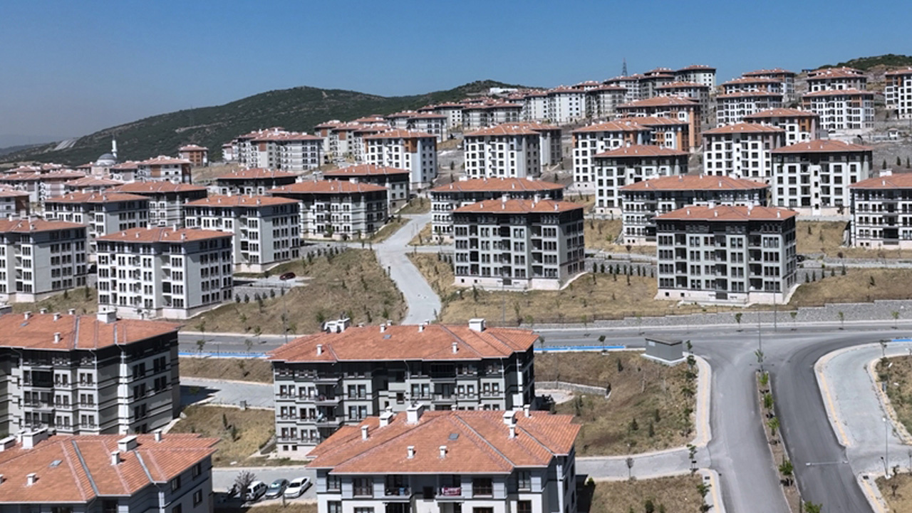 Bakan Kurum, Balıkesir'de yapımı tamamlanan TOKİ konutlarını paylaştı