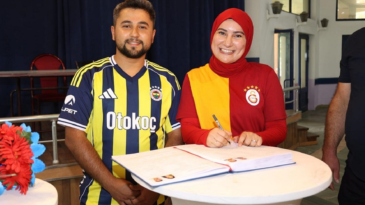 Fanatik çiftten görülmemiş seçim! Gelinlik ve damatlık yerine takım forması giydiler...