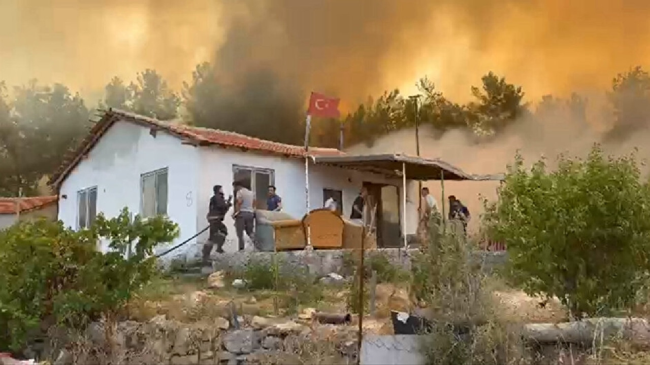 Antalya'da 3 ayrı bölgede yaşanan yangın yaşam alanlarına yayılıyor...