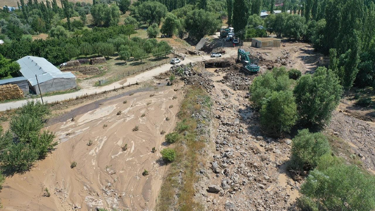 Kars'ta sel ve heyelan nedeniyle köylerde hasar oluştu