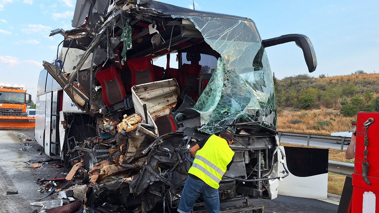 Yolcu otobüsü TIR'a çarptı! Feci kazada yaralılar var