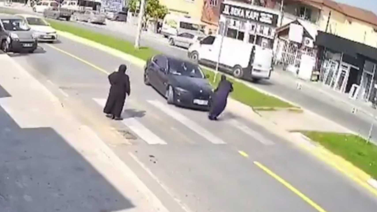 Yaya geçidinde çarpma anı kamerada