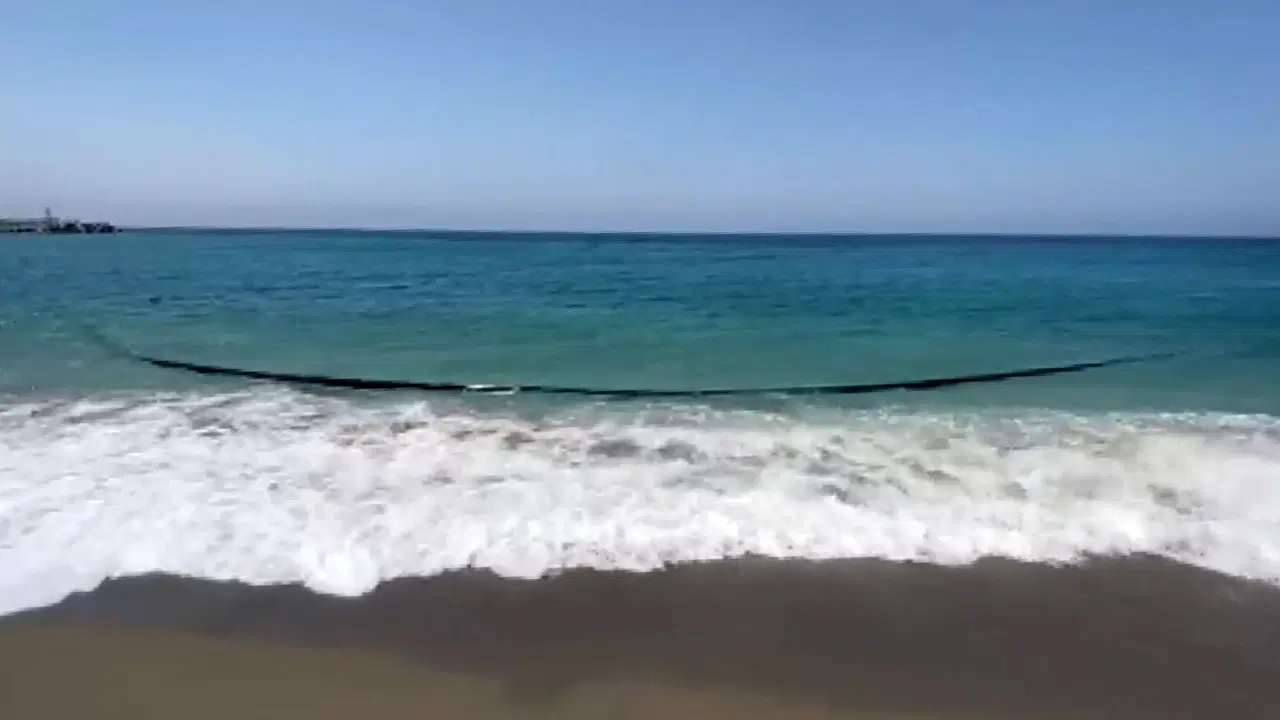 Antalya'da sahile vuran 500 metrelik boru kirliliğe neden oldu...