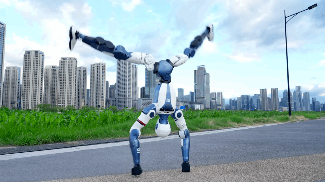 Çin işi ucuz robot! Takla da atıyor yumruk da üstelik komut alıp iş yapıyor