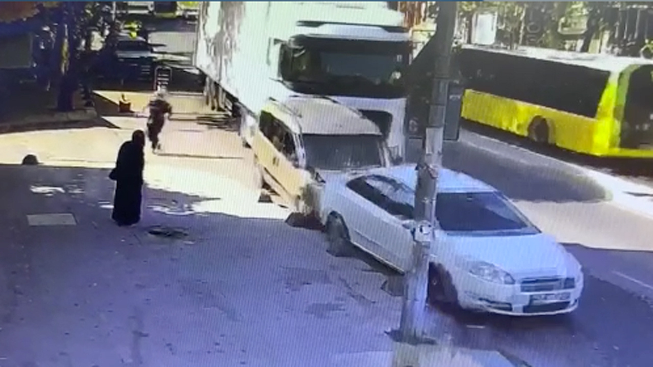 Sultanbeyli'de yokuşta kayan tır önündeki araçlara böyle çarptı