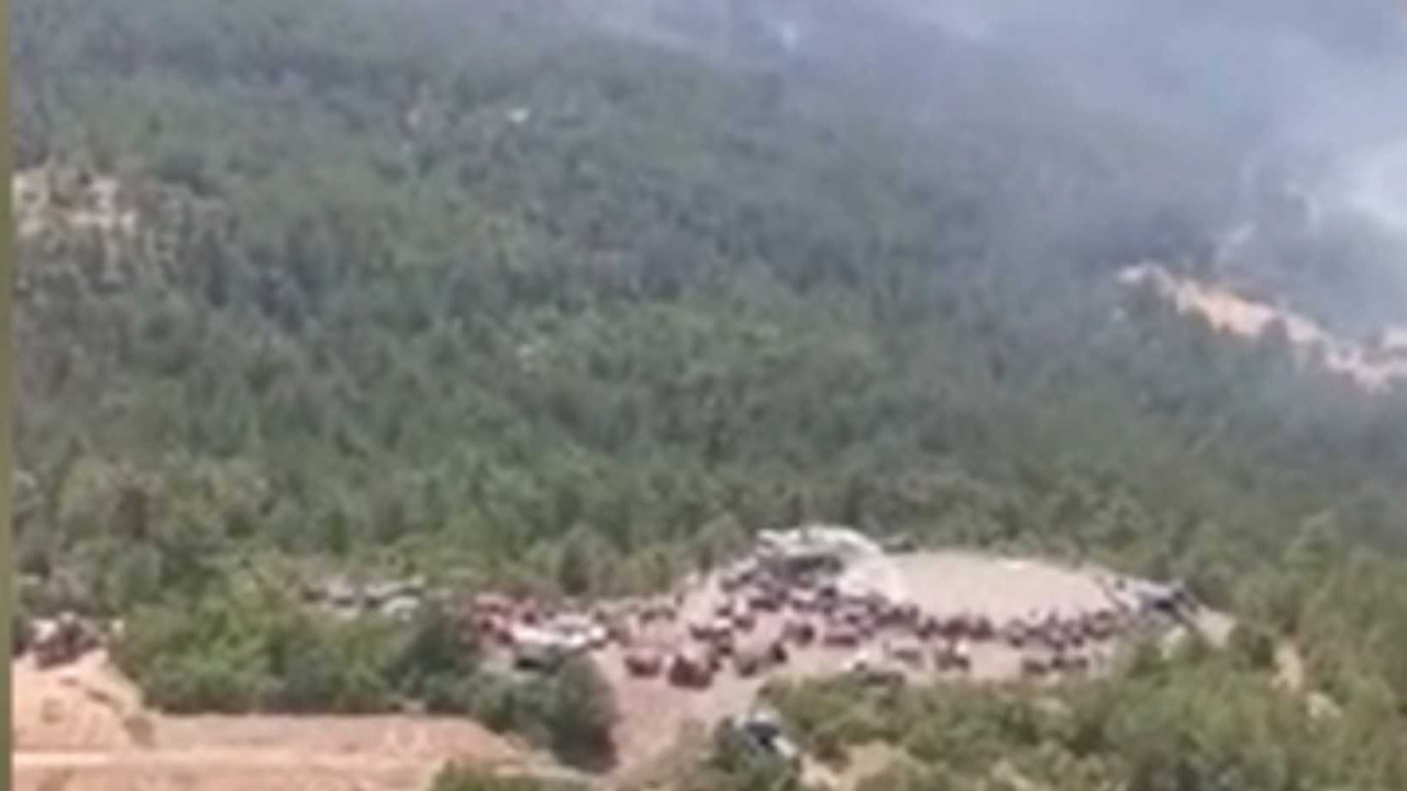 Bursa'da yangın söndürme havuzuna tankerlerle su taşıyan vatandaşlar helikopterleri susuz bırakmadı