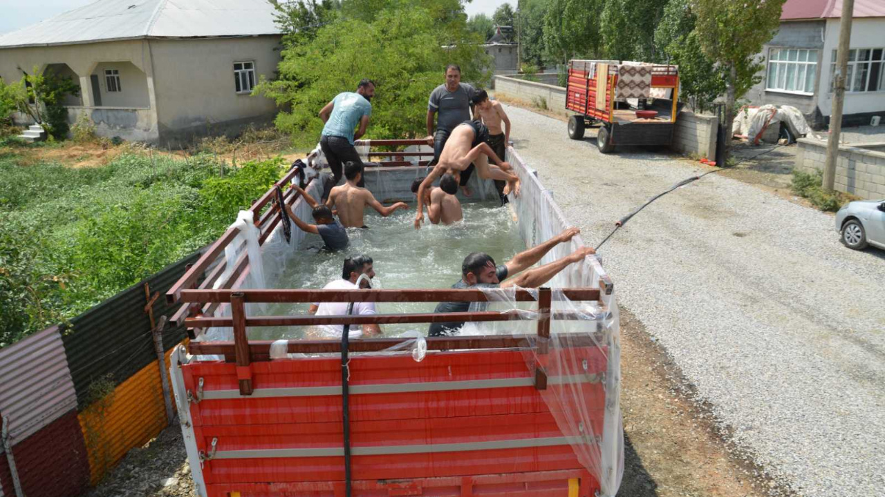 Muş'ta çocuklar için imkansızlık tanımadı! Traktör römorkunu havuza çevirdi
