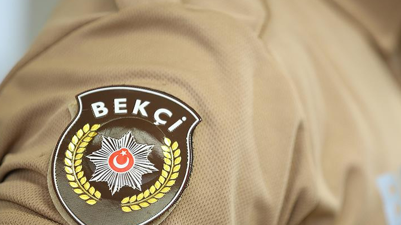 Şüpheli hareketleri ele verdi! Bekçiler üzerinde bakın ne buldu kemer görünümlü...