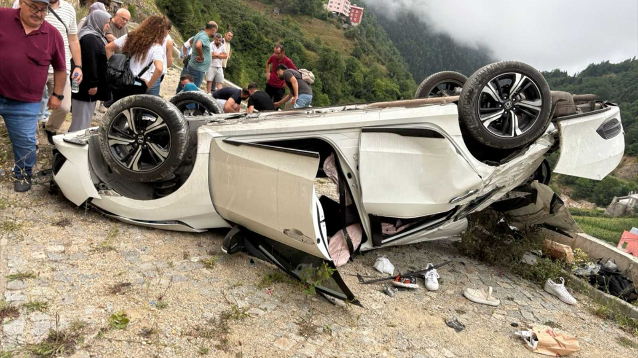 Giresun'un Dereli'de otomobil yürüyüş yoluna düştü! 1'i ağır 5 kişi yaralandı.