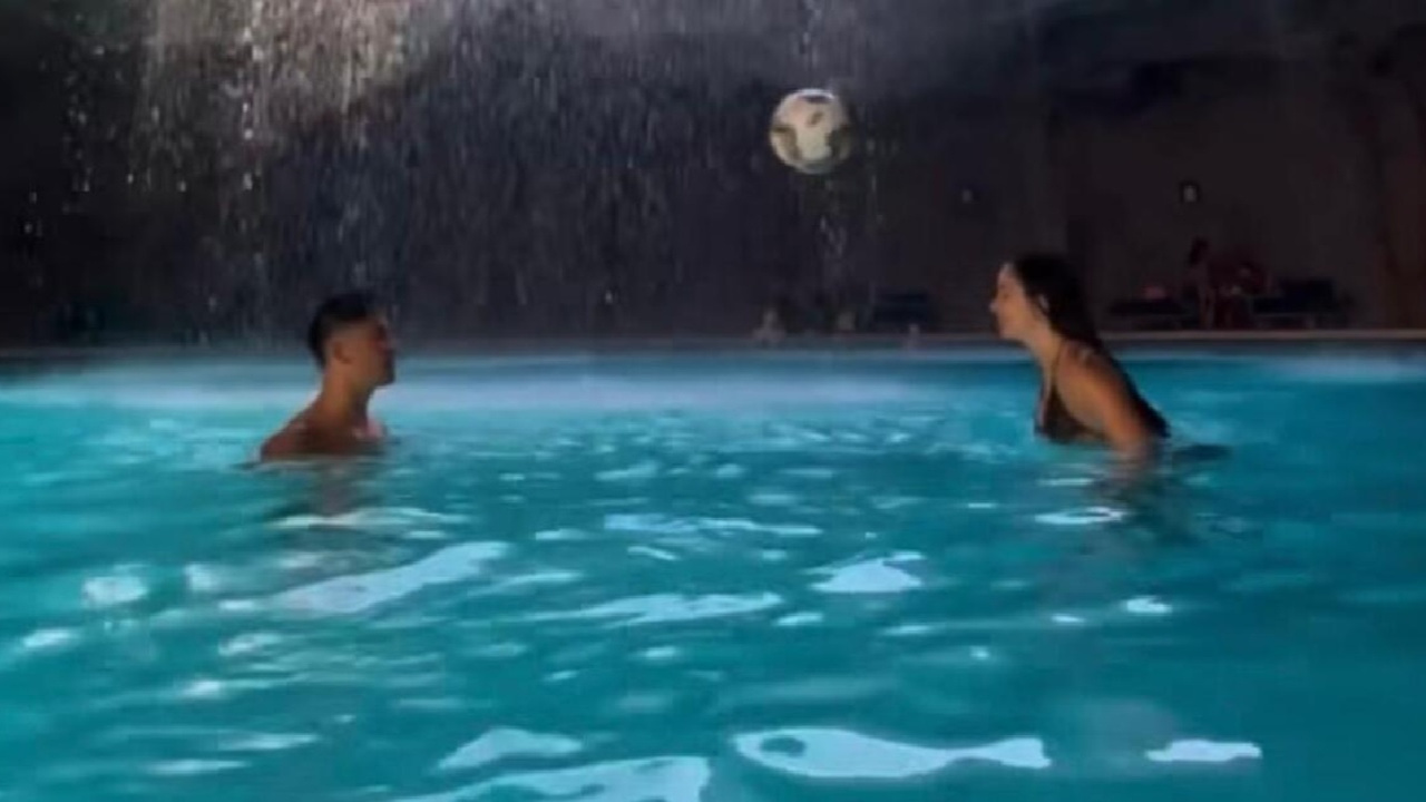 Ünlü futbolcu Arda Güler yetenekli sevgilisi ile havuz topu oynadı!