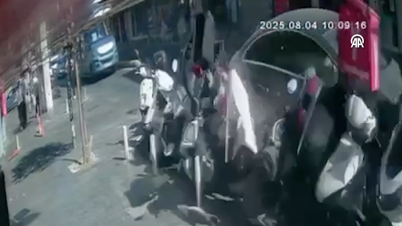 Kontrolden çıktı 8 motosiklet ile 1 otomobile sonra direğe çarptı o anlar kamerada