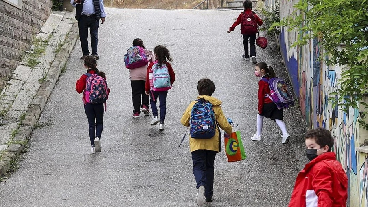 Öğrencilere kötü haber! Okullarda serbest kıyafet uygulamasında son gelişme...