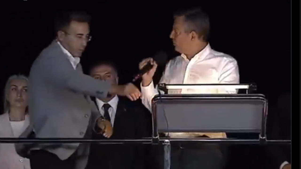 Özgür Özel'in Tuzla mitinginde kürsüde koruma müdürüne tavrı olay oldu