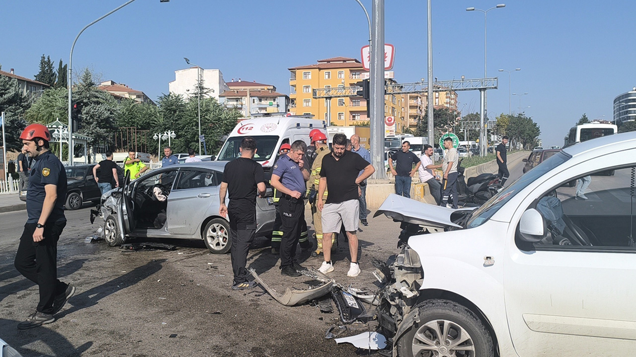 Kırıkkale'de sivil polis aracı ile otomobil çarpıştı! 2'si polis 3 yaralı