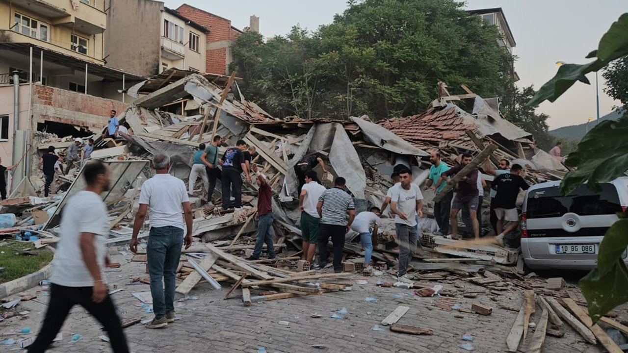 Sındırgı depreminde 10'dan fazla bina yıkıldı ilk enkazdan kurtarılanlar var