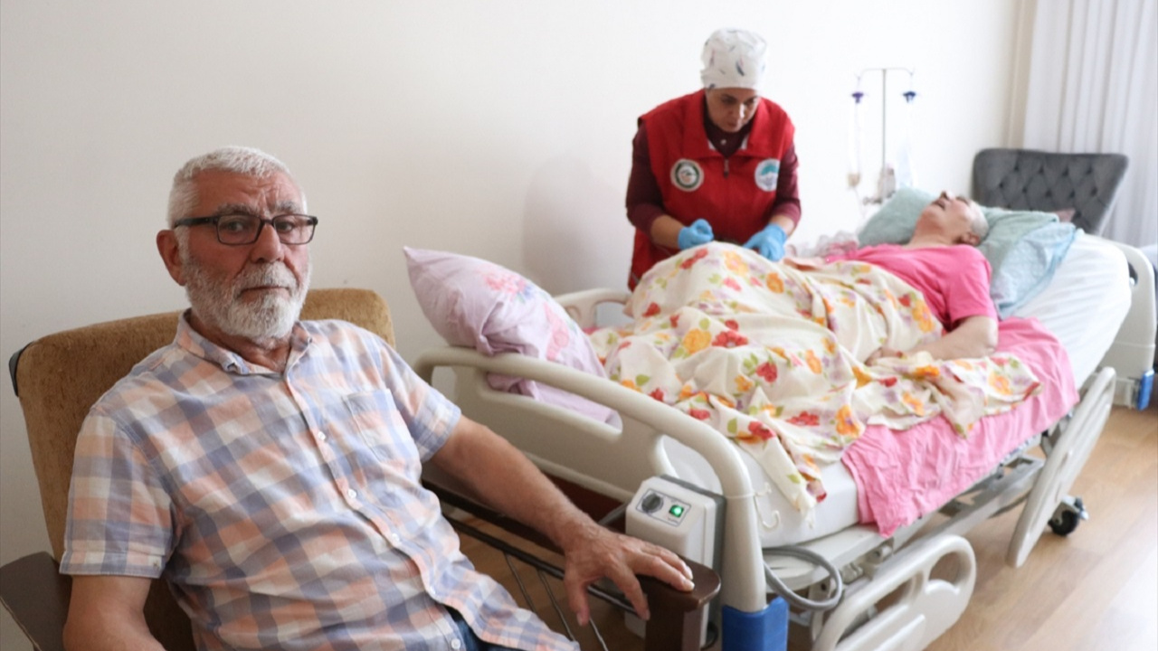 Yatalak ve konuşamayan eşine 10 yıldır gözü gibi bakıyor!