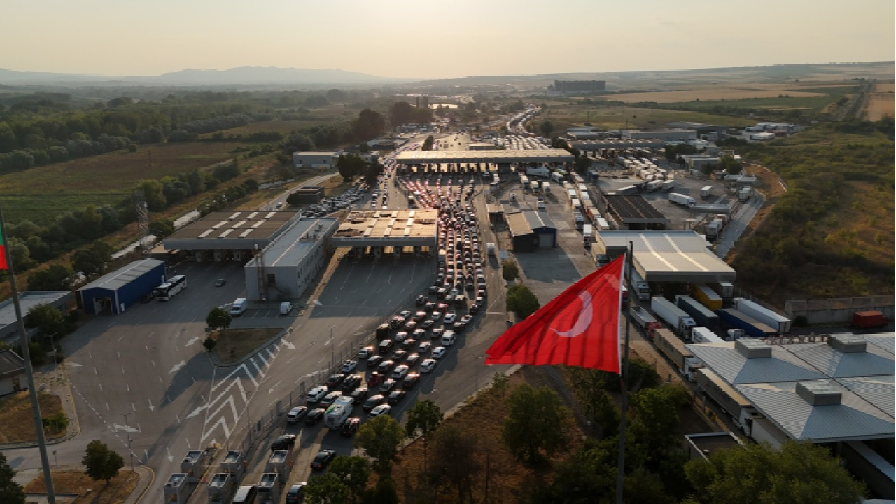 Araç kuyrukları oluştu! Gurbetçiler ülkeyi terk ediyor...