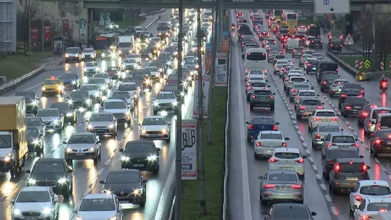 İstanbul'da trafik felç! Pazar yoğunluğu yaşanıyor...